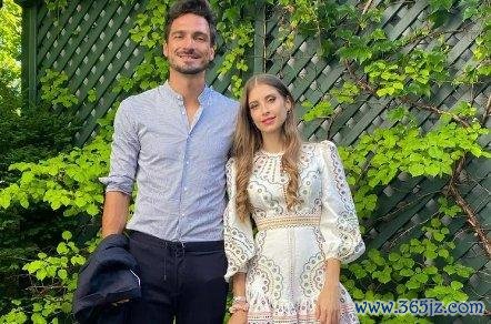 胡梅尔斯前妻：我至极爱我的前夫 我生计中缺男东谈主
