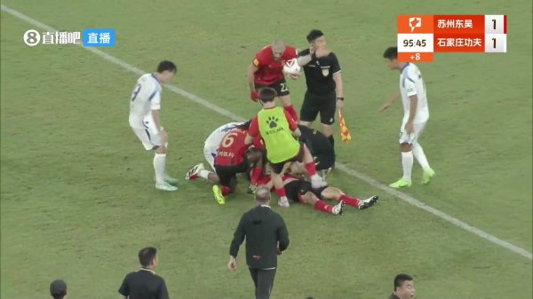生命眼前无敌手！石家庄外助发现东吴球员倒地后，坐窝冲向前施救