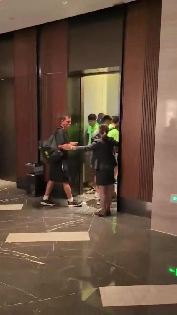 📹王刚张玉宁与球迷浮松全程：被寻衅后从电梯冲出来与球迷对喷