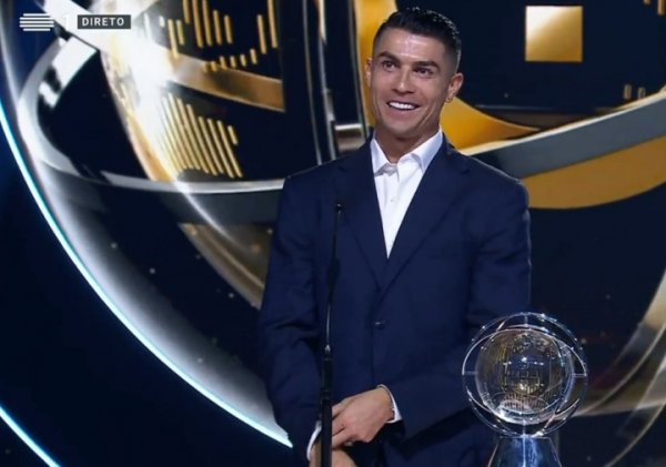 获内行声望奖！C罗：家东谈主说我该停驻 但我仍能帮球队为何不链接？