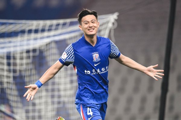 记者：蒋圣龙随同夫人坐蓐后马无间蹄赶回青岛，准备明晚比赛