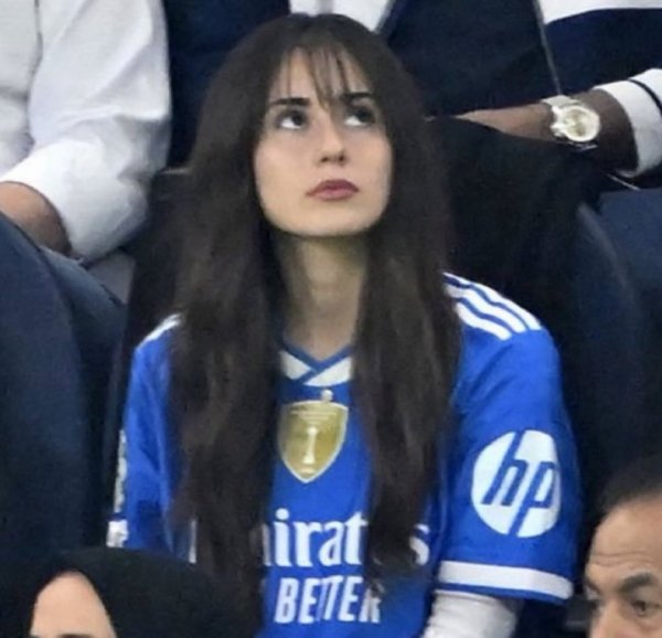 男才女貌😍居莱尔攻防俱佳斩获欧冠MVP，20岁女友现场不雅战❤️