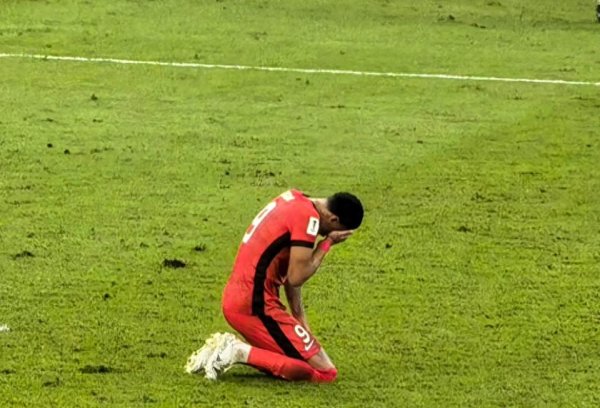 亚冠感东谈主一幕! 古斯塔沃跪地落泪, 79天初次出场, 错失单刀良机