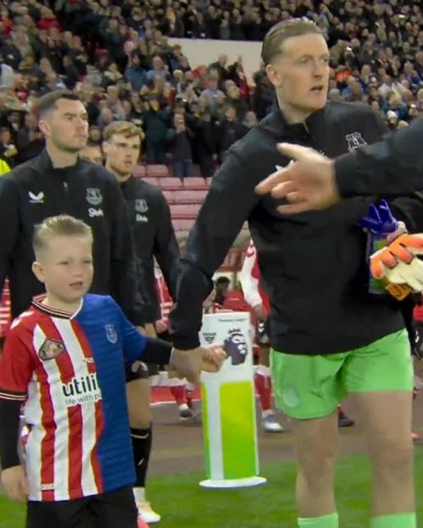 感德！皮克福德男儿穿埃弗顿+桑德兰拼接球衣，球员出谈于桑德兰