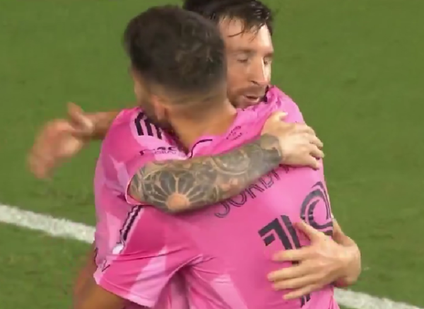 梅西神了！进2球+助攻+直塞造点球，球队3-2两连胜，惯例赛争冠