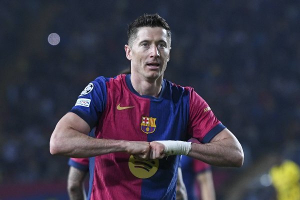 记者：莱万在恭候巴萨的决定，再决定下个赛季的绸缪