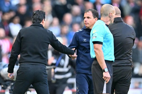 埃梅里在比赛规则前就和敌手主帅合手手并离场，激勉球迷担忧