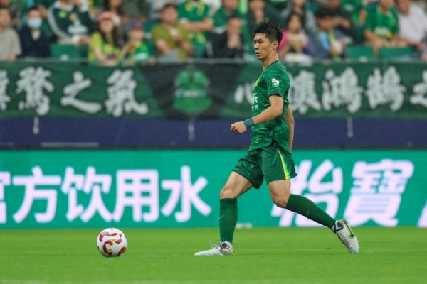 记者：吴少聪昨天踩场训练受伤，今天莫得进大名单