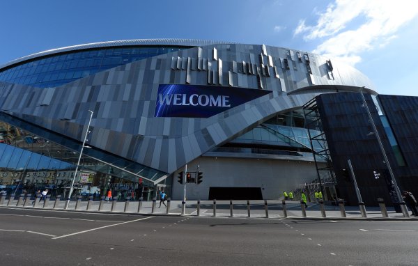 上赛季欧联打败敌手夺冠，热刺主场球迷赞许：咱们是欧洲冠军！