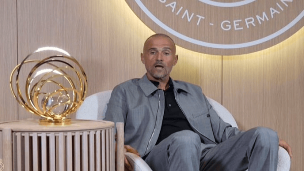 恩里克获奖感言: 感谢巴黎和球员, 六冠王让这一切成为可能