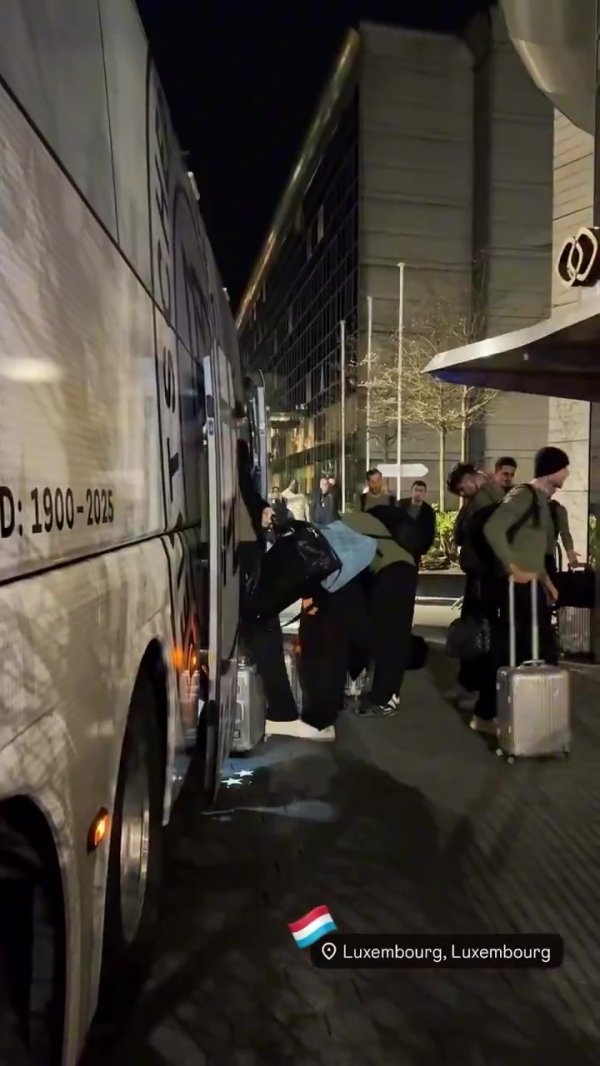 早日康复！基米希随队抵达卢森堡，走路仍一瘸一拐