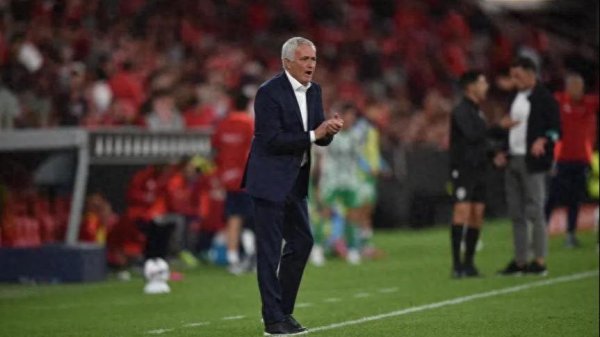 主场首秀未得胜，穆里尼奥赛后批裁判：这么取消进球，太可恶了