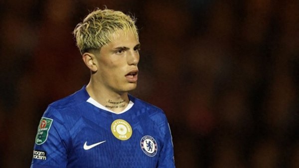 得罪谁了？加纳乔首发出场难掩失望推崇，遭主队球迷针对性狂嘘