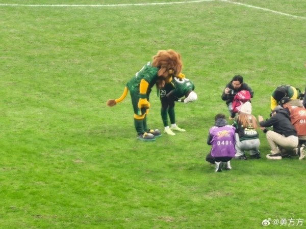 自后居上夺得本赛季中超金靴，国安外助法比奥赛后动情落泪