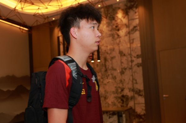 潘伟力：王钰栋签经纪公司是足协鼓吹，冬天留洋时机不是至极好