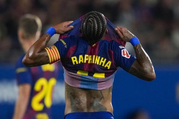 马卡：拉菲尼亚疑似大腿受伤被换下，赛季初的他过于窘迫