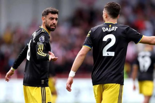 曼联1-3又输了！B费领衔4大卧底 首发双中卫全被换下