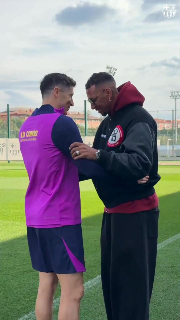 巴萨社媒晒博阿滕调覆按研基地视频，与老队友莱万拥抱